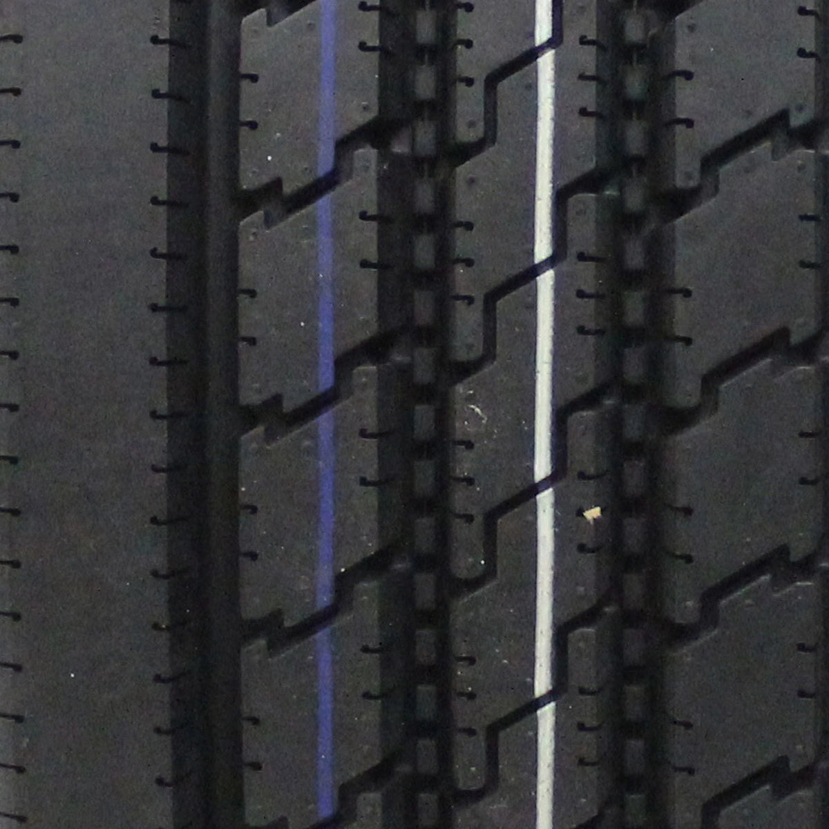 245/70R19.5 Commercial Tire A823
