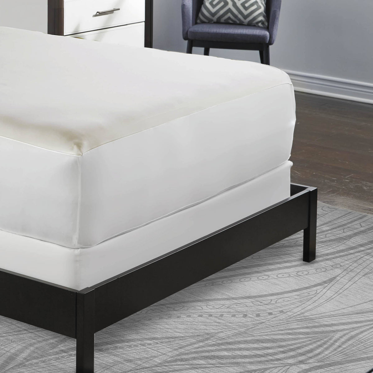 White Twin Mattress Protector Q70092